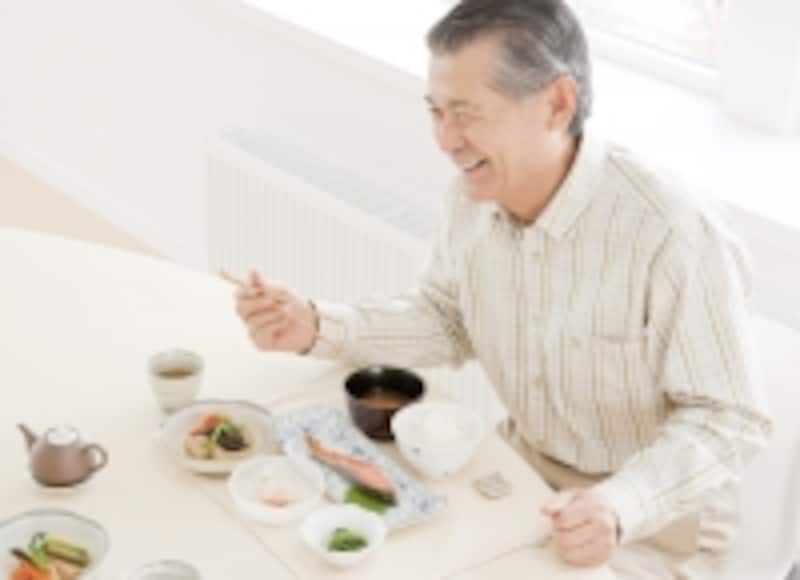 男性の高齢者の食事風景