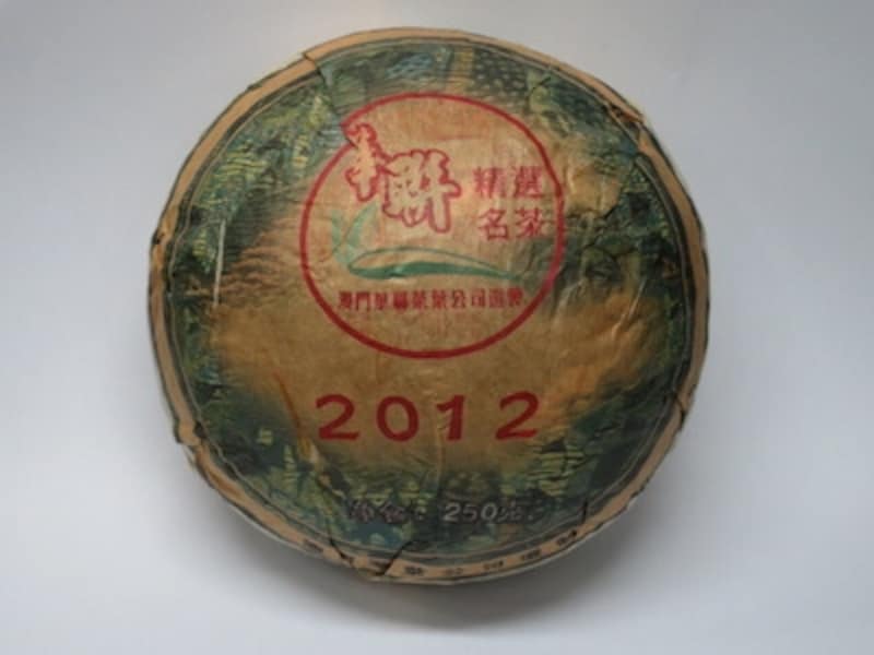 高級プーアル茶は円盤型のパッケージが定番。写真は250g入り (c) 華聯茶葉公司