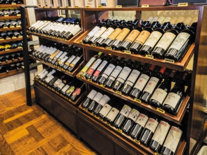 ポルトガルワインの品揃えはアジアNo.1と言われるマカオ。写真はワイン専門店「Casa del Vin」の店内 (c) Casa del Vin