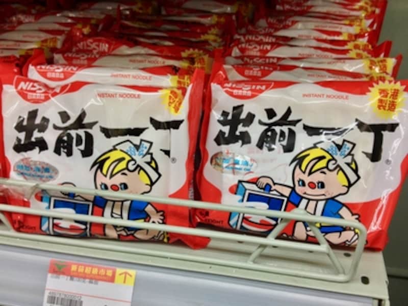 マカオのスーパーの店頭に並ぶ香港製の「出前一丁」