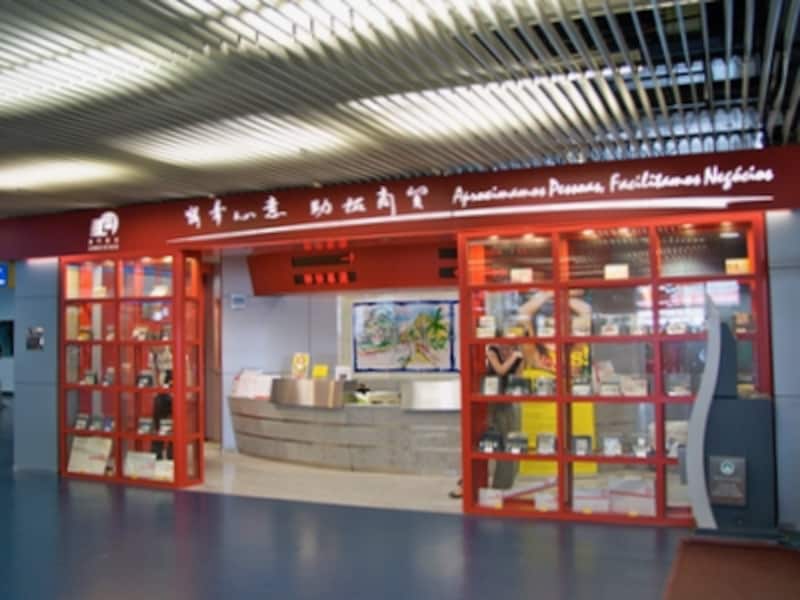 外港フェリーターミナルの郵便局のショーケースに多数の記念切手が展示されている。ほしいものを見つけたら、番号を控えてカウンターへ