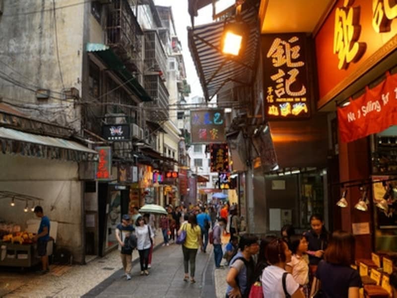 聖ポール天主堂跡前の大三巴街にはアーモンドクッキーなど土産用菓子店が多数軒を連ねる