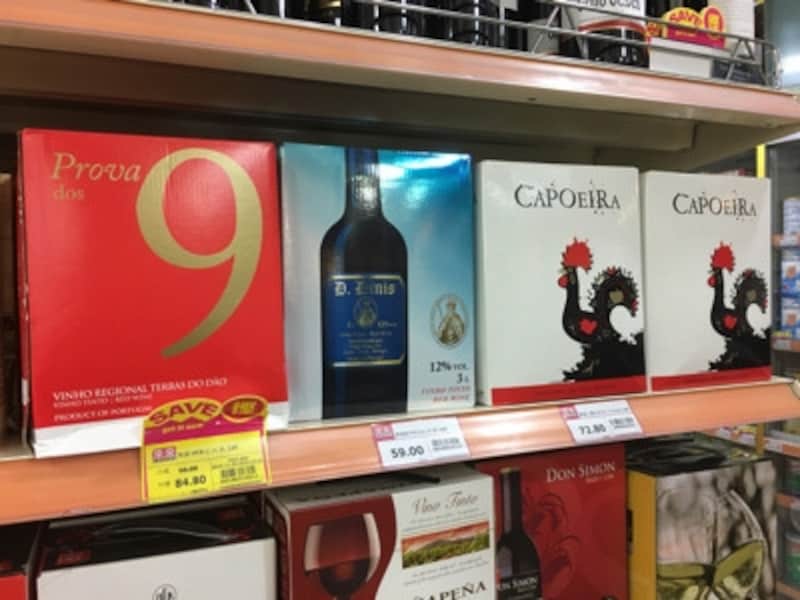 スーパーの店頭には家庭用の大容量（3～5L入り）紙パック版も並ぶ