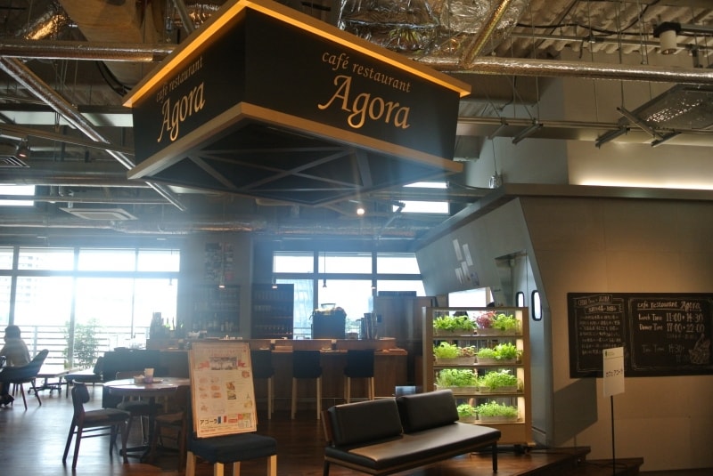 同フロアにあるカフェ