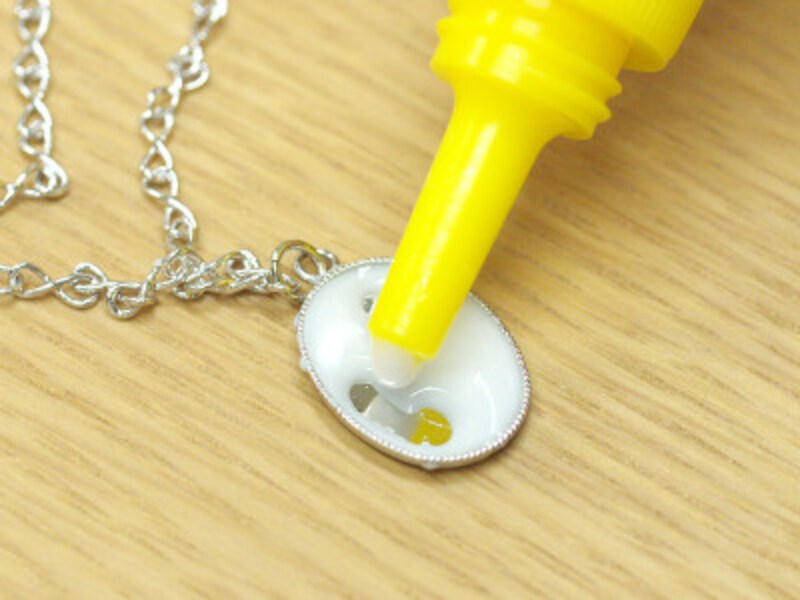 ボンドを流し込む