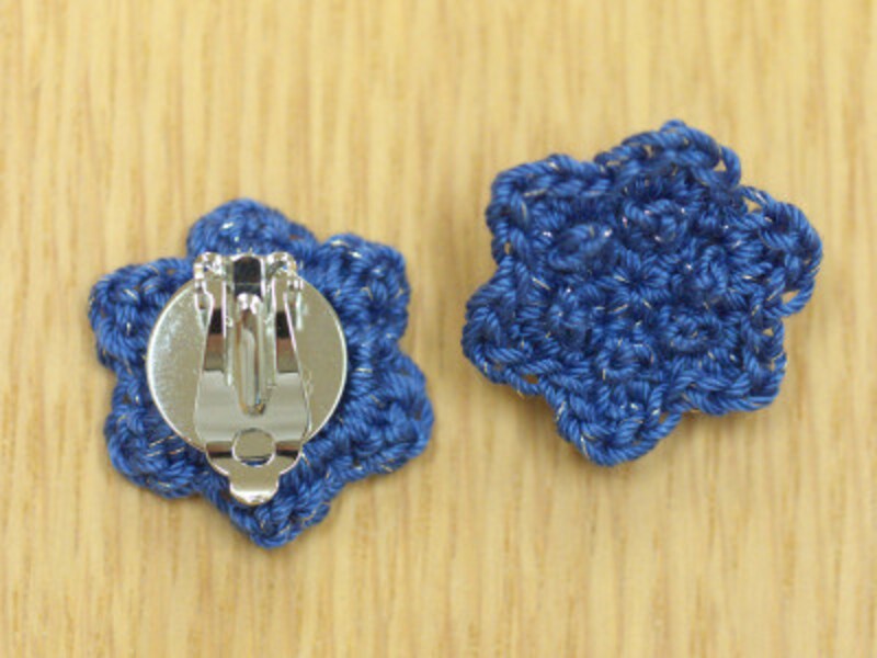 金具をボンドで貼付ける