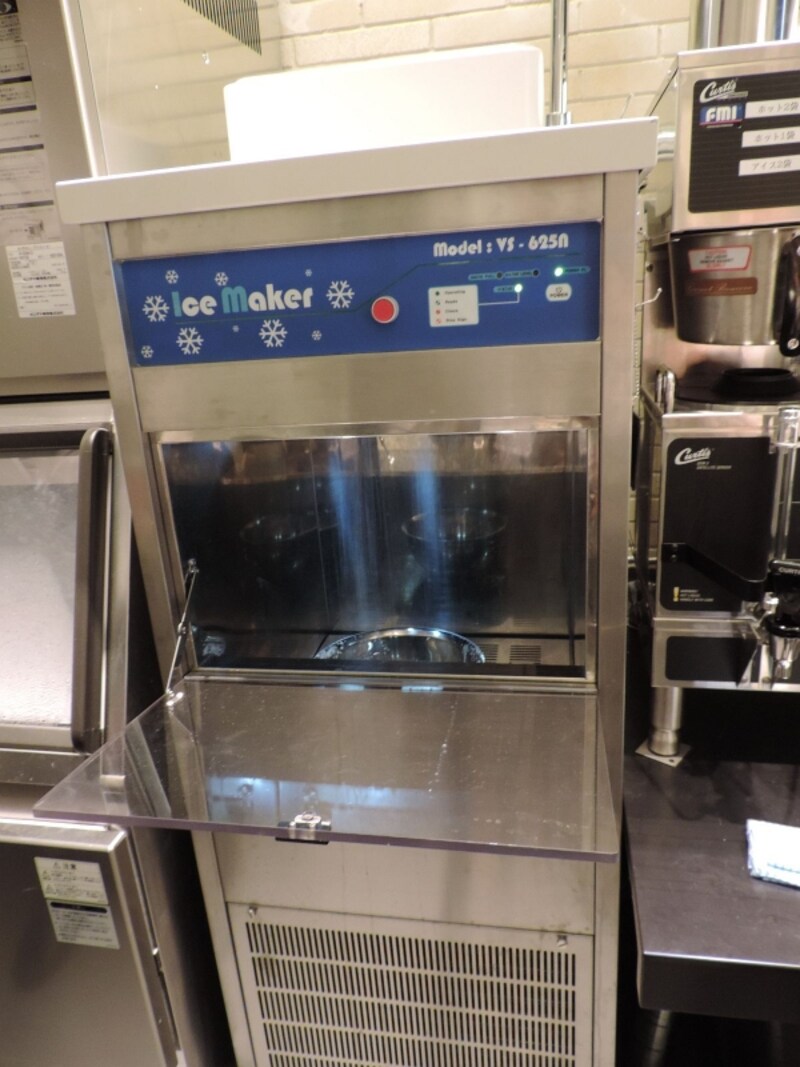 「カフェベネ」の「パッピンス」のベースを作る、専用のかき氷機
