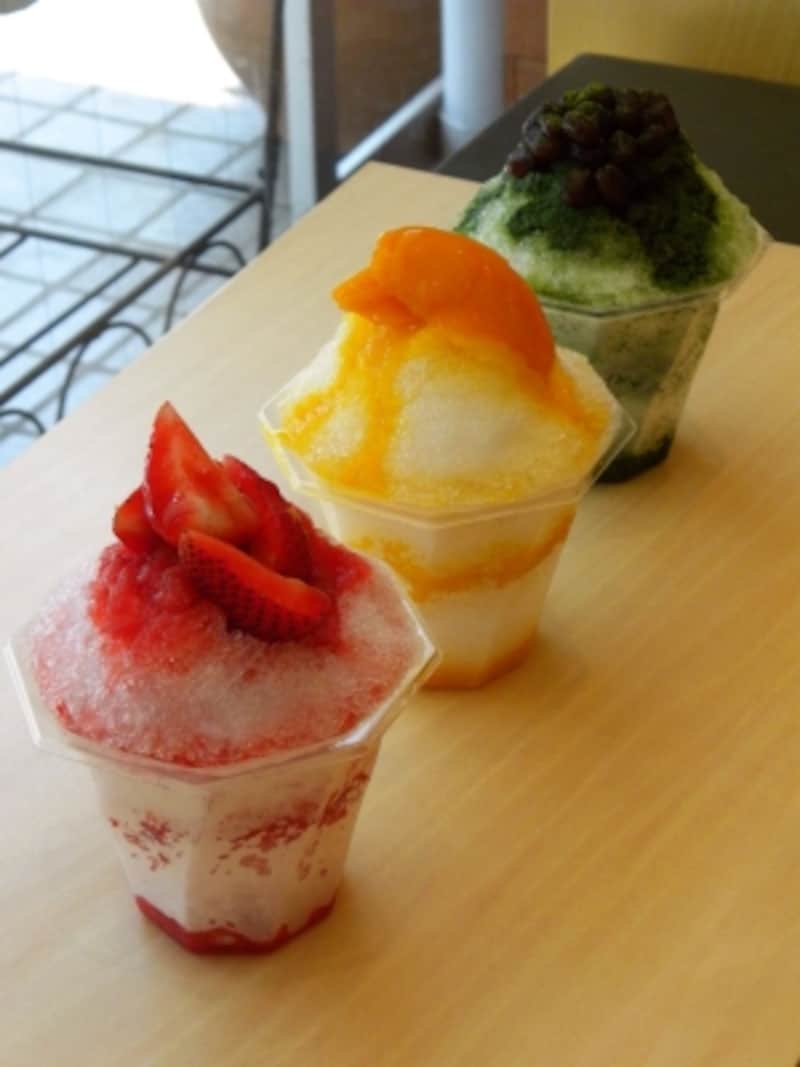 「パティスリー ブリーズ」の定番かき氷、「いちごと木いちご」「マンゴーオレンジ」「抹茶」(各税込400円)