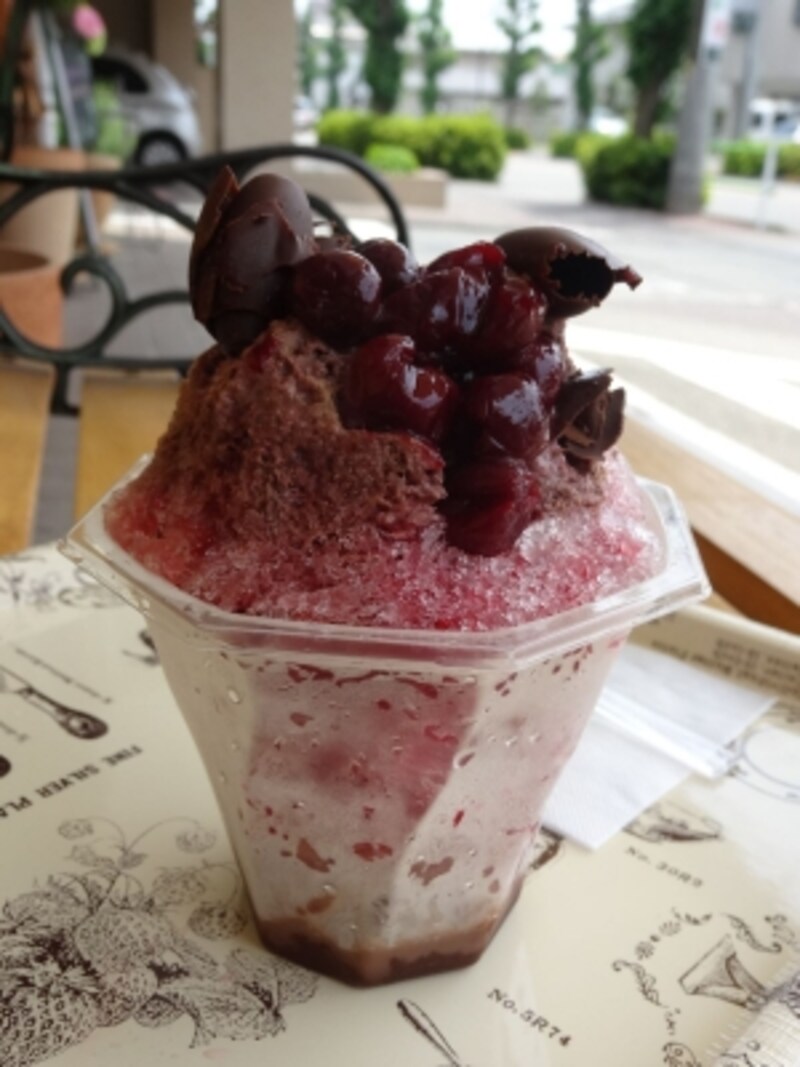 「パティスリー ブリーズ」の新作かき氷「チェリーチョコ」(税込400円)