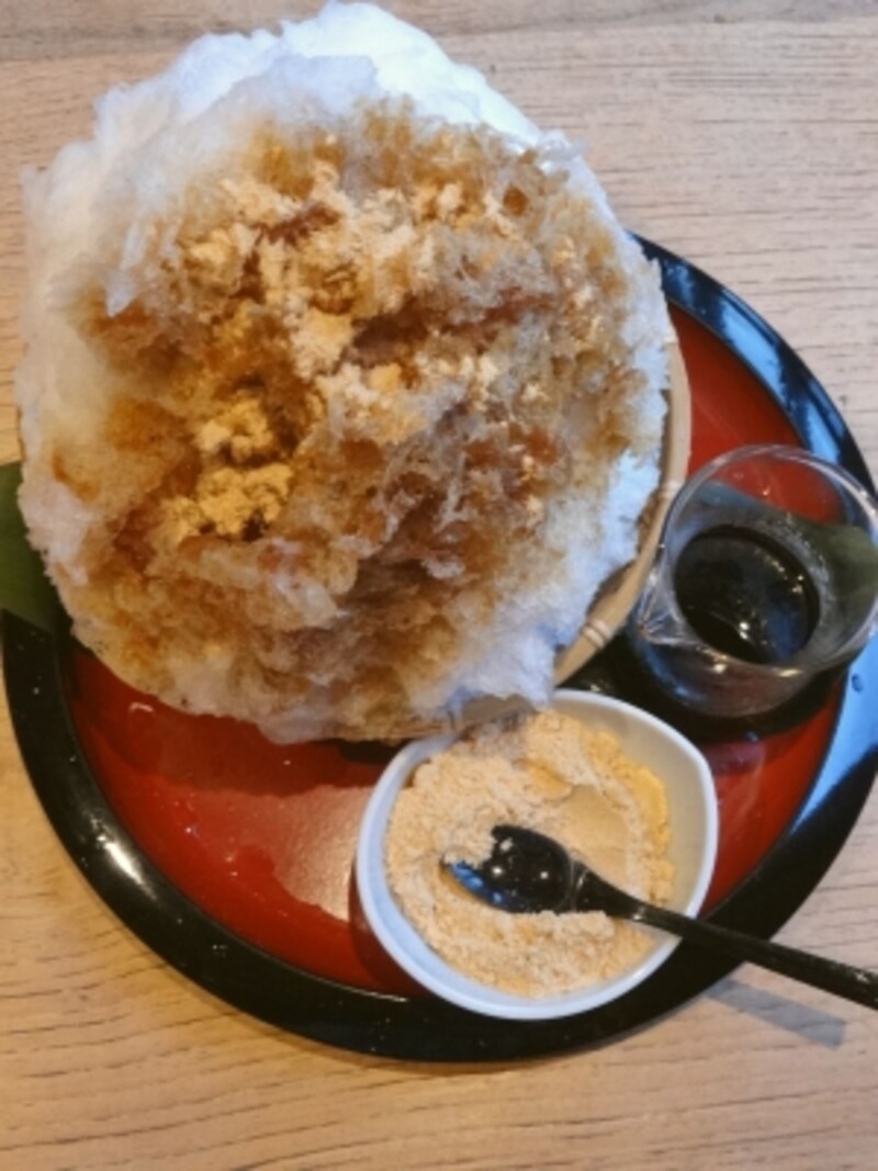 「船橋屋」でいただける定番かき氷の「天神かき氷」(黒蜜きな粉)(税込720円)