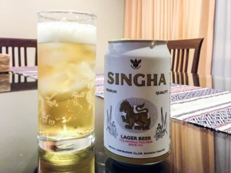 家で飲む時にもつい氷を入れてしまうタイビール。シンハーはタイの他社製品に比べ味が濃いのが特徴的