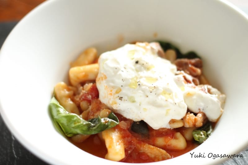 パスタのトッピングにブッラータ。とろけてきたところを崩しながらいただきます。