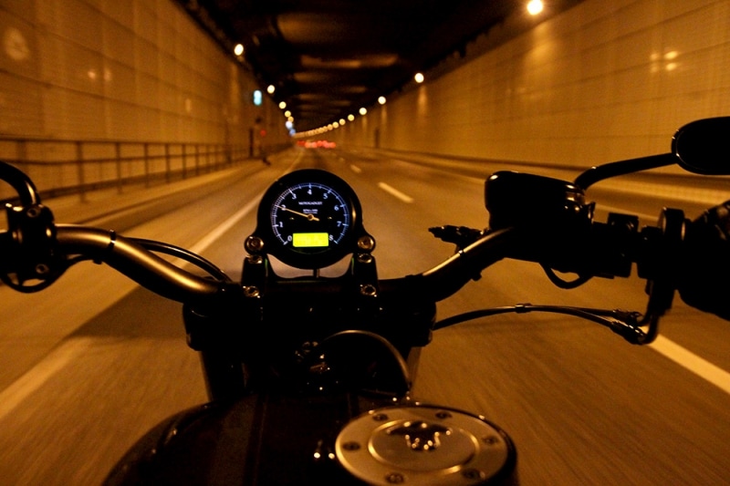 バイクで夜の街を駆け抜ける！