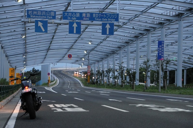 東京ゲートブリッジへと続く道。