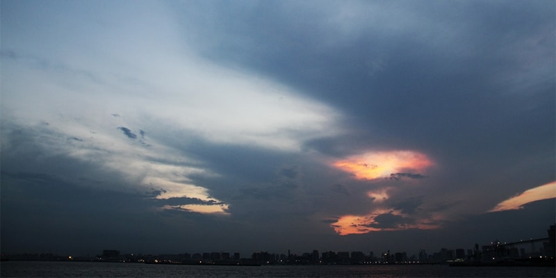 東京の空が赤く焼け、夜の到来を告げてくれます。