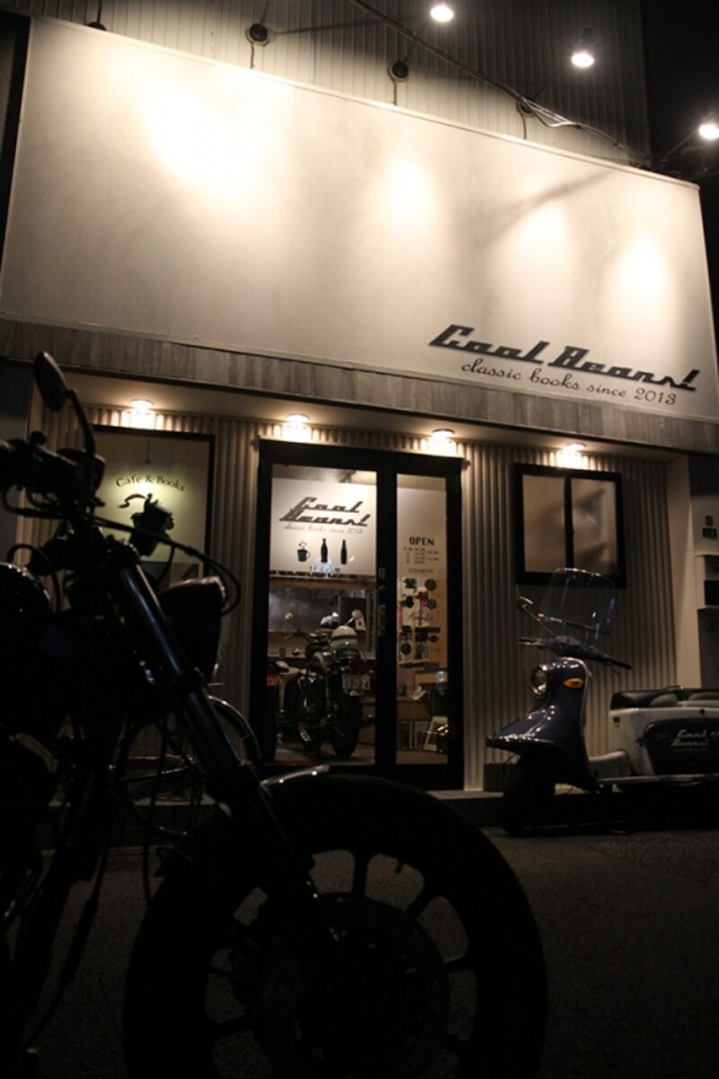 カフェは、バイクとは切り離せない存在。