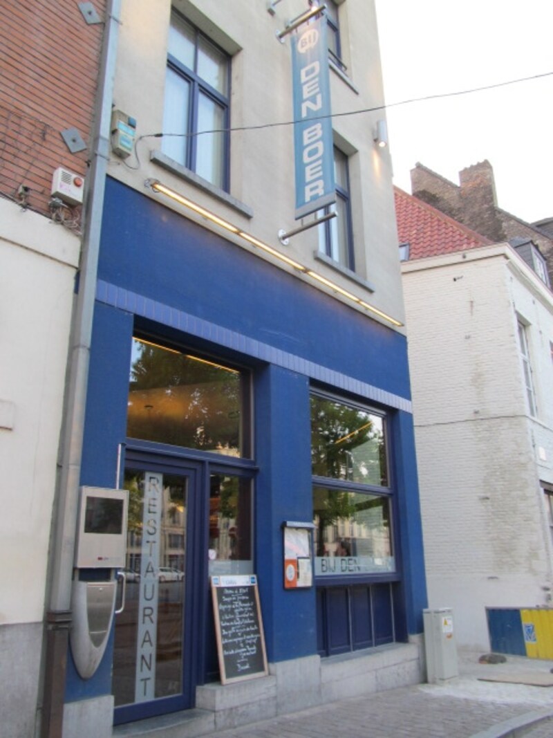 青い店構えが目印