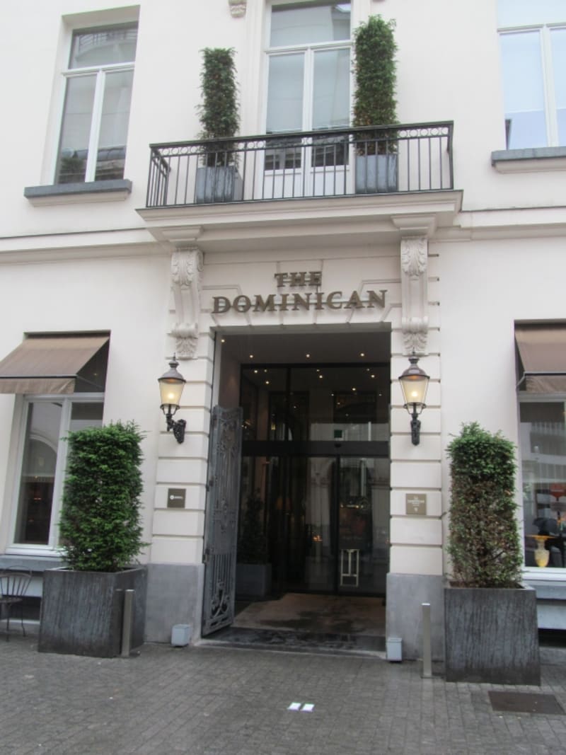 モネ劇場の裏側にある