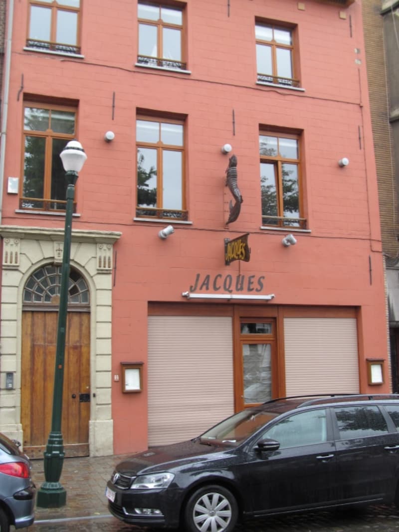 ピンクの壁が目印