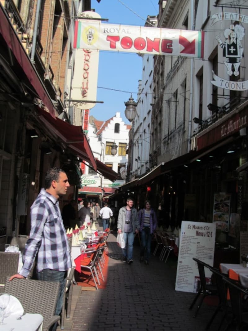 横断幕が狭い入り口の目印