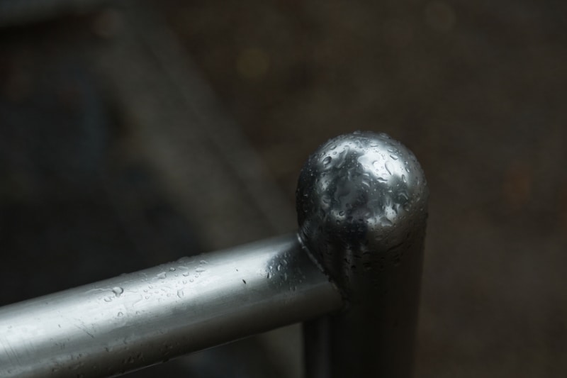 濡れた金属の柵