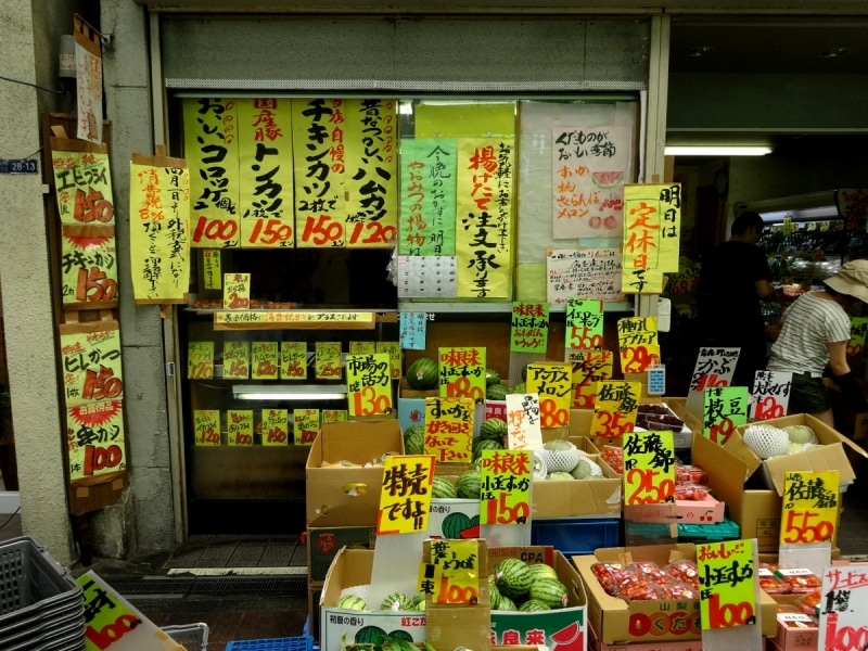 活気のある地元の人たちのための商店街だ