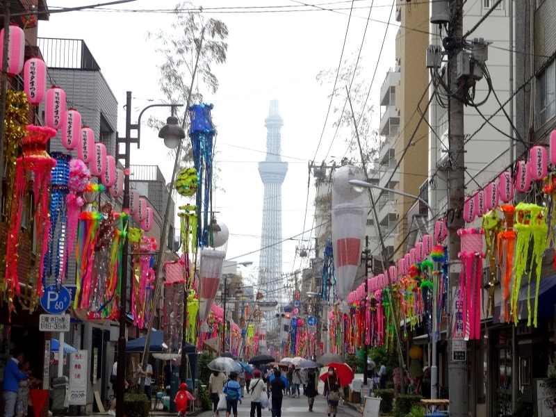 あいにくの雨で曇っているスカイツリー