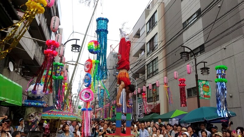 多くの人が息を飲んで見守っていた