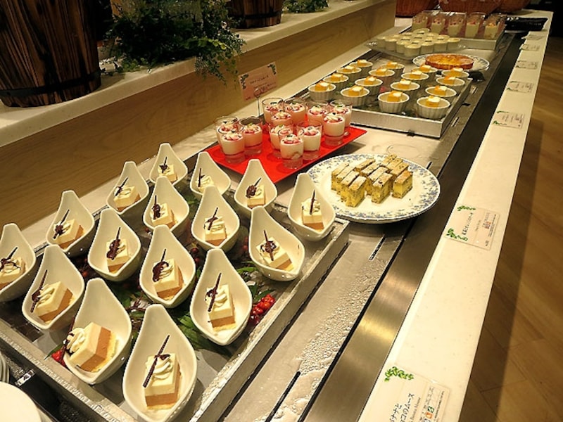 デザートのブッフェ台