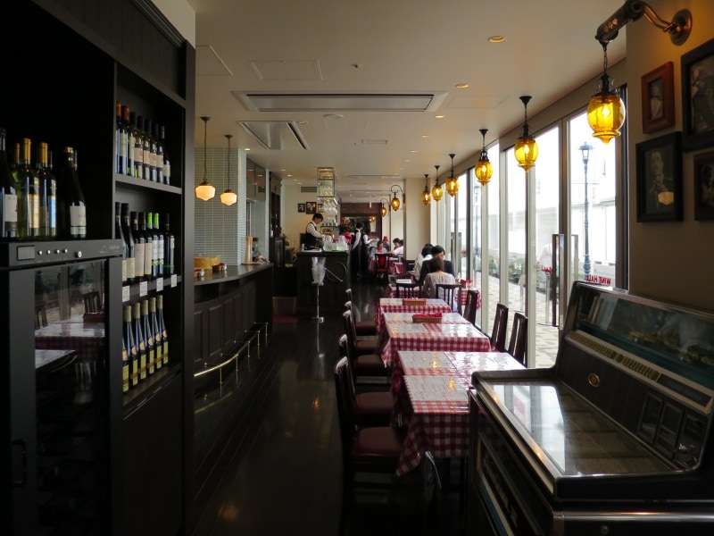 「WINE HALL 元町倶楽部」は、品揃えが自慢のワインと鉄板焼きメニューの組み合わせがおすすめ