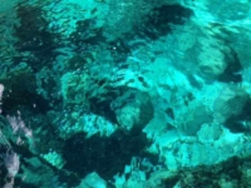 青の洞門の海水