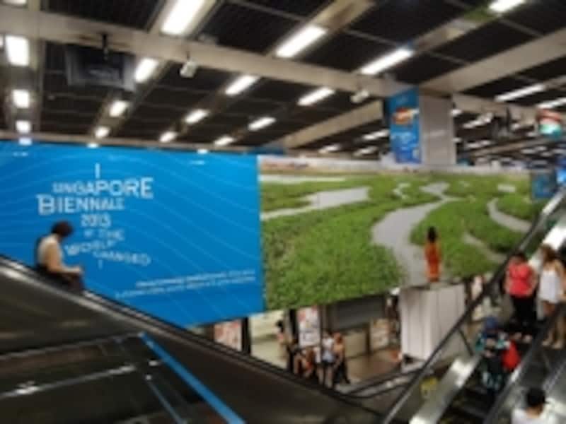 シンガポールビエンナーレ2013の駅広告