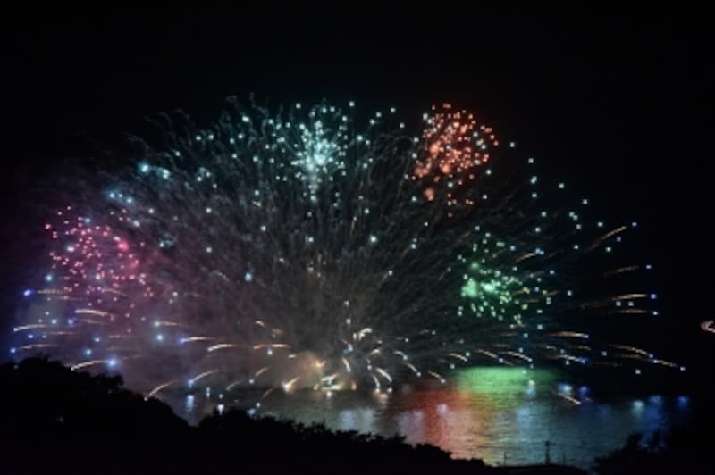 色とりどりの花火が、夜空と夜の海を彩る