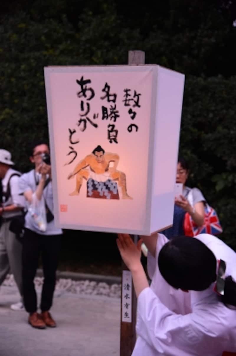 雪洞(ぼんぼり)への灯入れの瞬間