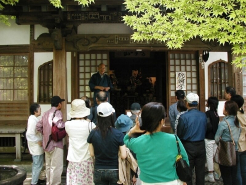 覚園寺 拝観の様子