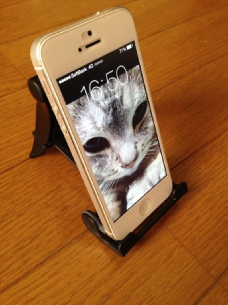 スタンドにiPhoneをセット