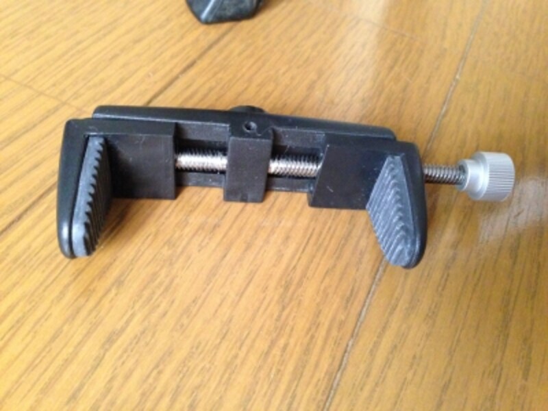 iPhoneを三脚に固定するためのホルダー