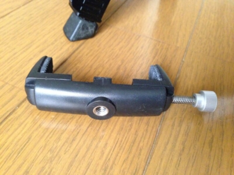 ホルダー背面に、三脚に固定するためのねじ穴がある