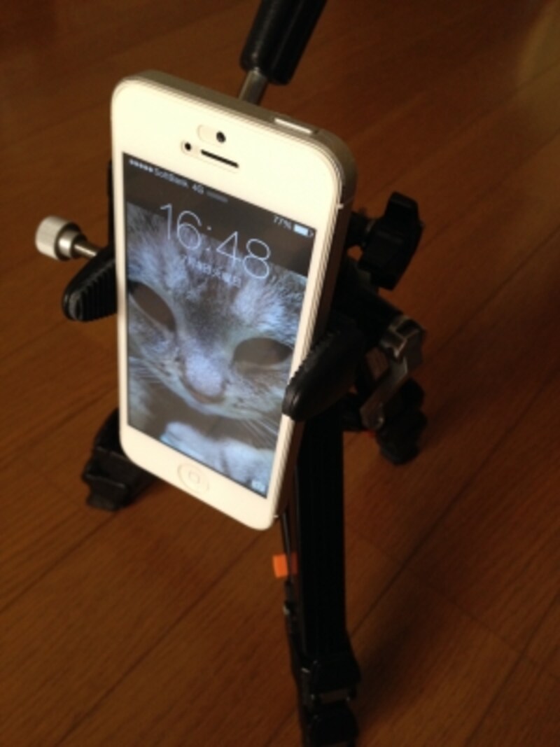 固定したホルダーにiPhoneをセット