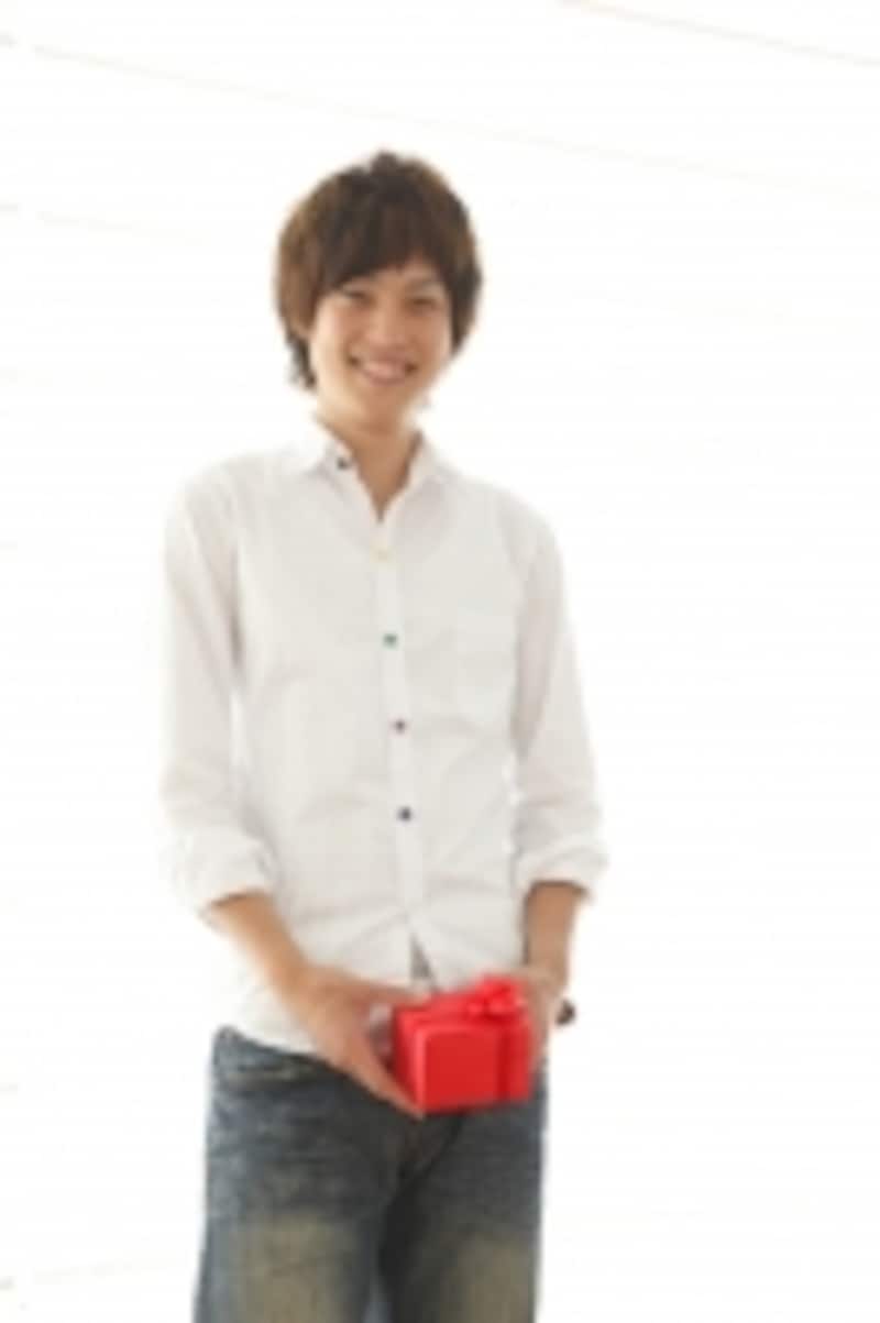 プレゼントしようとしている男子