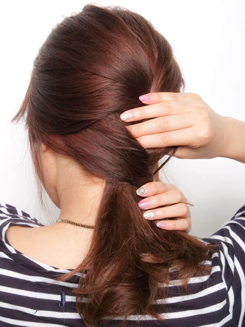 先に重ねた毛束を上から押さえつけるようなイメージで