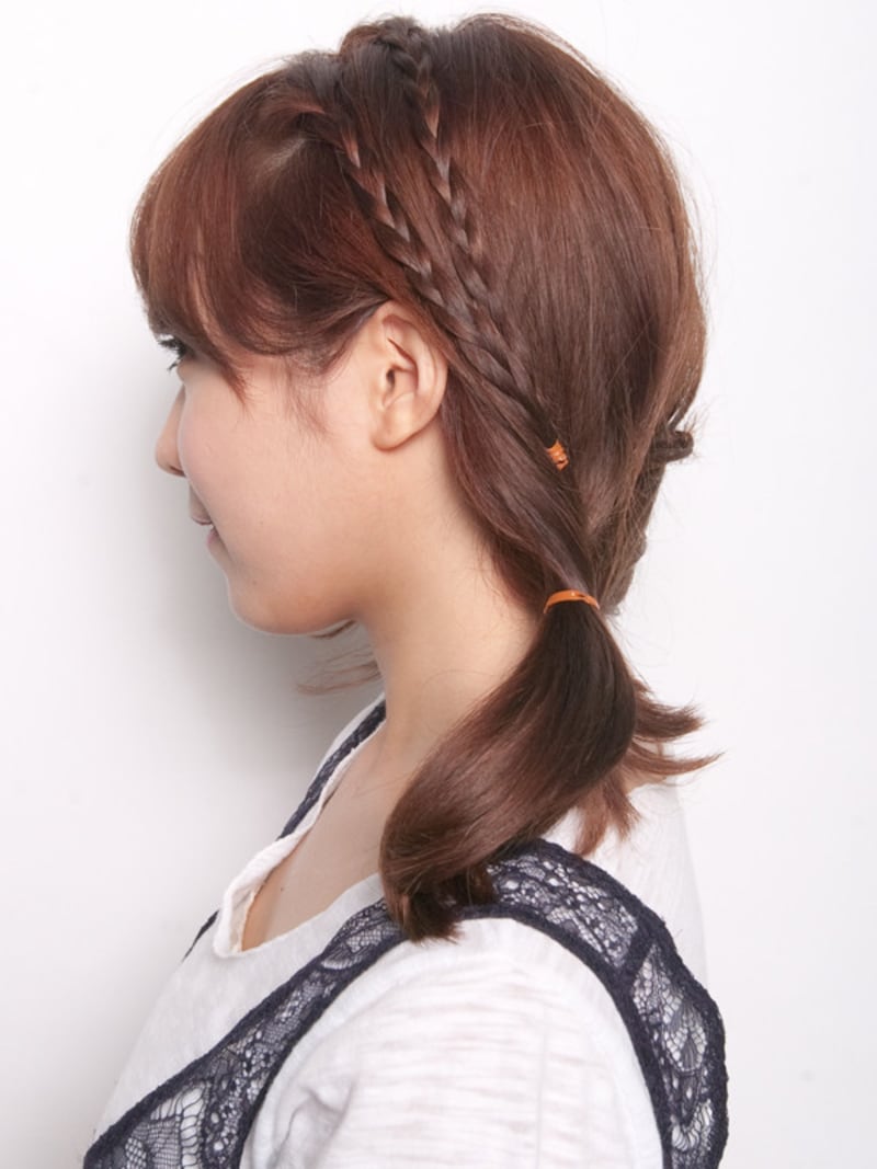 サイドでゆるめのひとつ結びにする