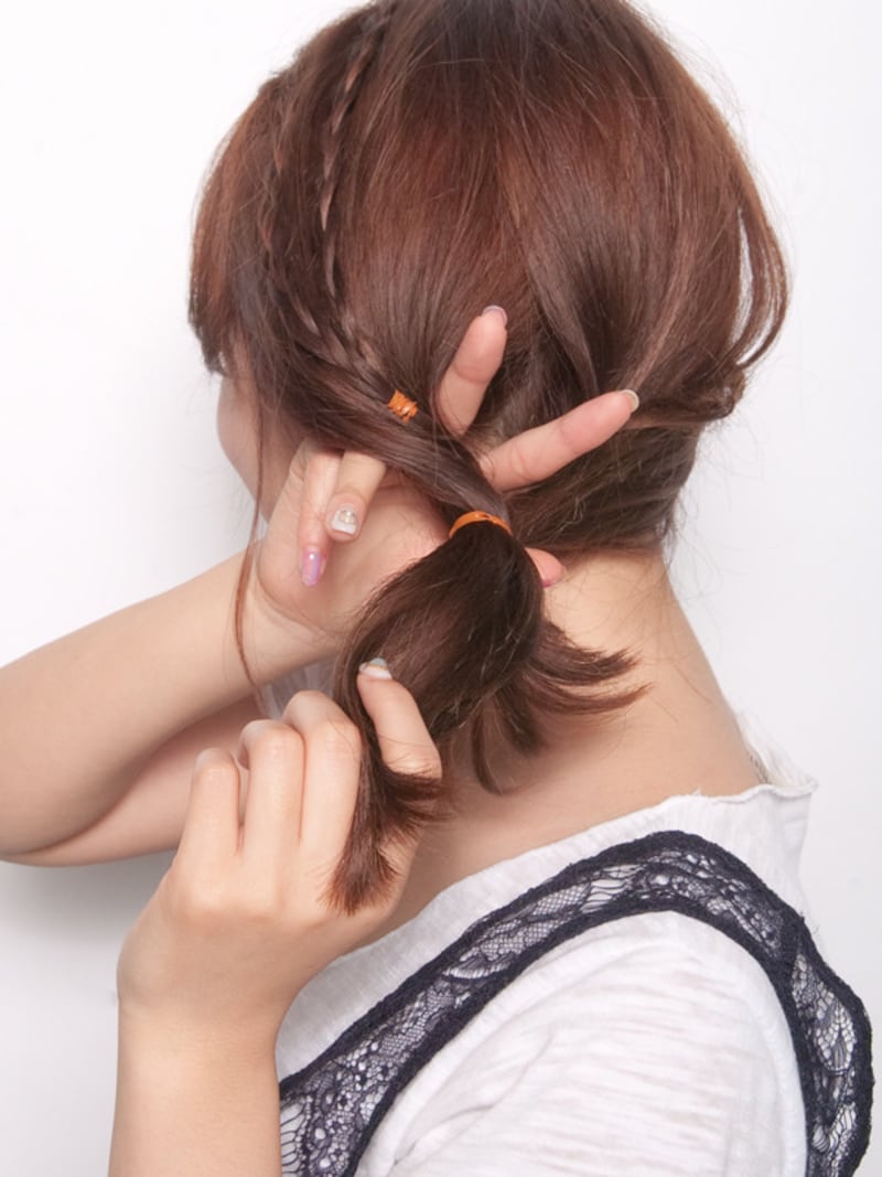 結び目の上を二つに分けるように内側から指を入れる