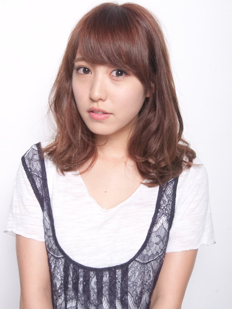 鎖骨下のミディアムレイヤースタイル