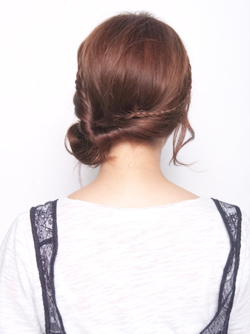 みつあみになります 細い三つ編みがかわいい！ シニヨン風サイドヘアアレンジの