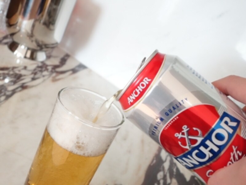 スタンダードのアンカービール、ふわ～っと細やかな泡がたってきます。