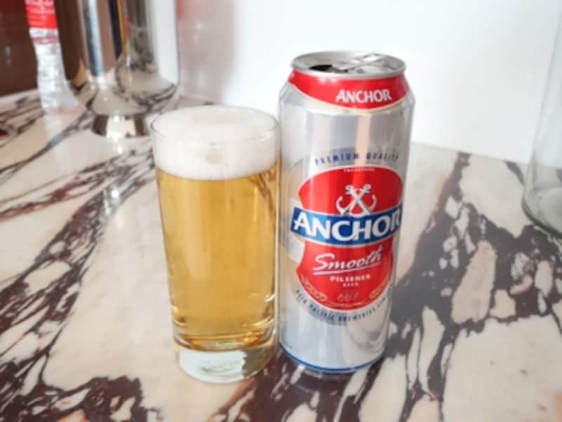 スタンダードのアンカービール、ふわっとした軽い泡立ちです。