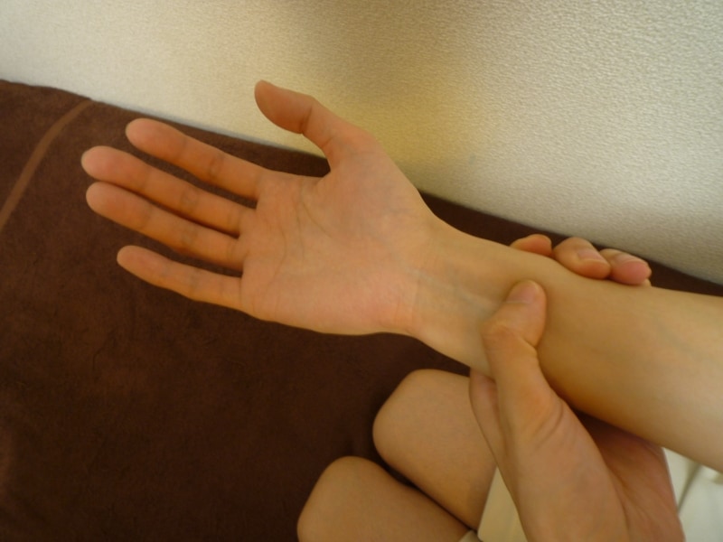 『内関』を親指で押す。