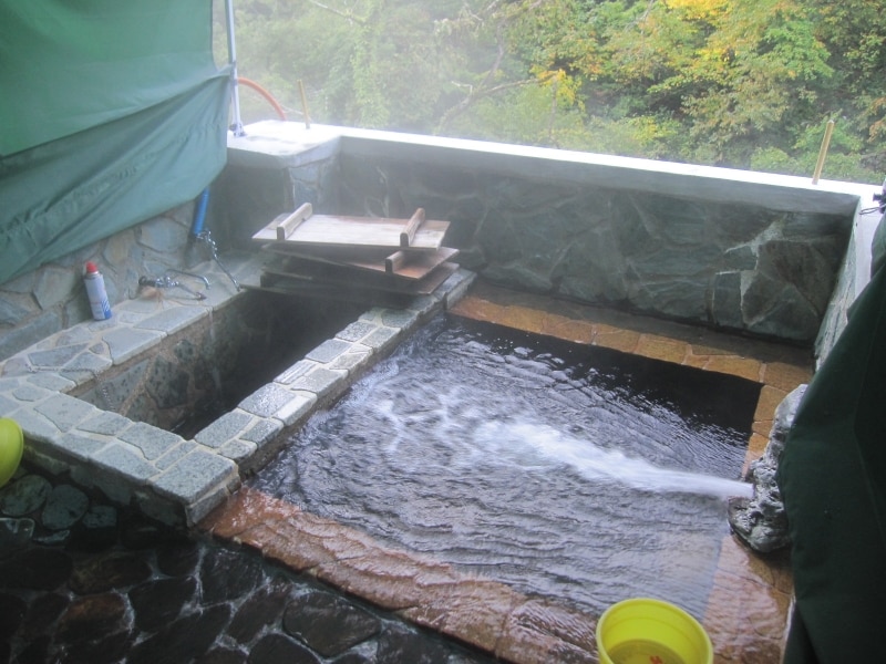 豪快に注がれる源泉