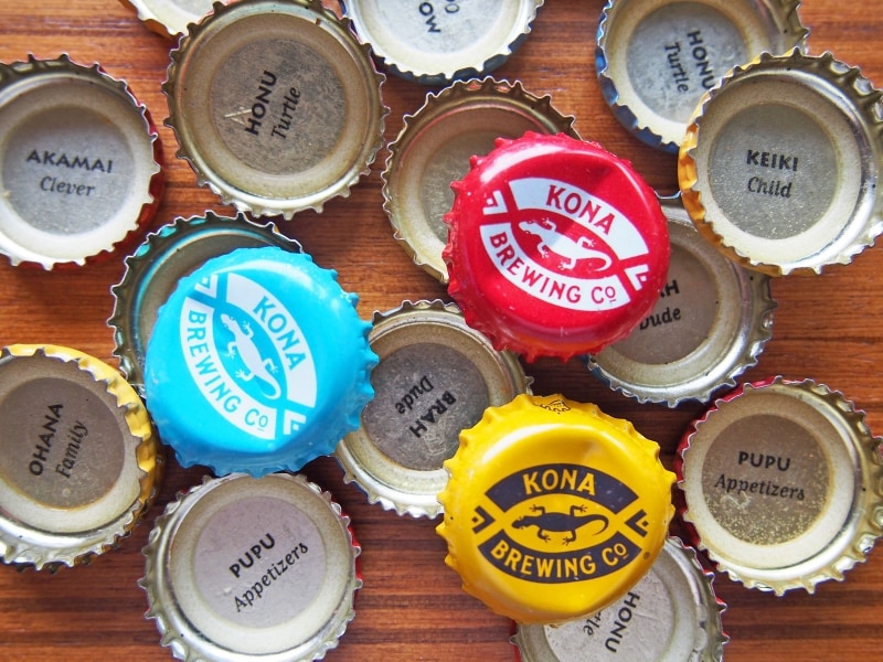 ハワイ語とその意味が書かれたボトルキャップ